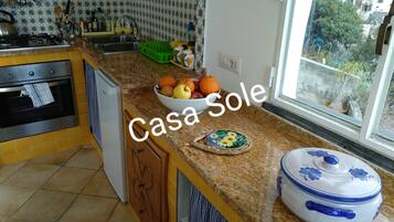 Fridge, oven, stovetop, coffee/tea maker