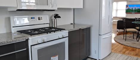 Een koelkast, een magnetron, een oven, een kookplaat