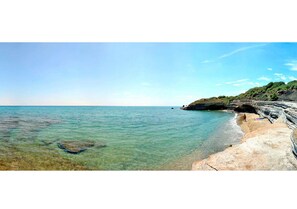 Una spiaggia nelle vicinanze