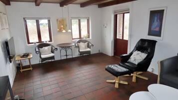 Een televisie en een open haard