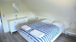 Room - Porsehuset - Three Bedroom House, Sleeps 7 (Henne)