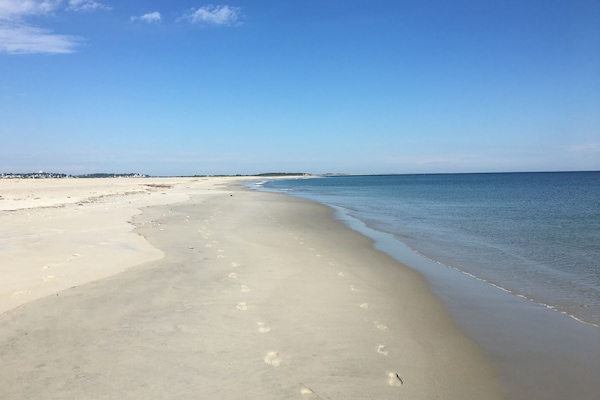 Una playa cerca, sillas reclinables de playa