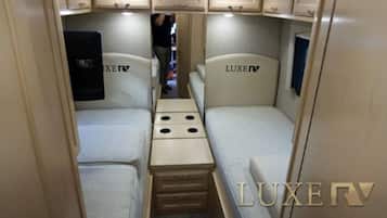 2 chambres, coffres-forts dans les chambres, draps fournis