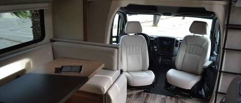 Een douche, handdoeken, toiletpapier