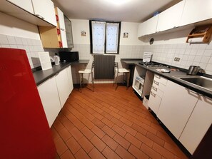 Fridge, microwave, stovetop, cookware/dishes/utensils