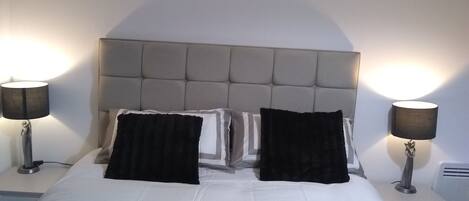 1 dormitorio, tabla de planchar con plancha, wifi y ropa de cama