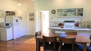 Fridge, microwave, oven, stovetop - Waratah Bay Tree Tops Escape (WARATAH BAY)