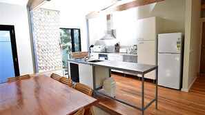 Kühlschrank, Mikrowelle, Herdplatte, Geschirrspüler