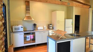 Réfrigérateur, micro-ondes, plaque de cuisson, lave-vaisselle