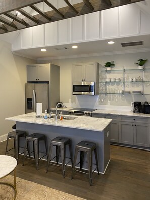 Fridge, microwave, oven, stovetop - Beautiful Downtown Auburn Cottage In A Quaint Setting! (Auburn)