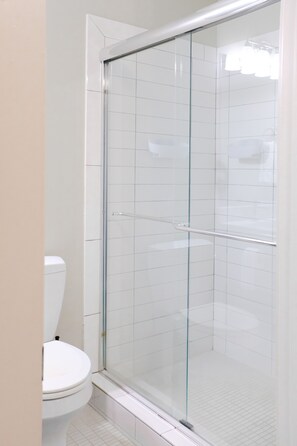 Shower, hair dryer, towels, soap - Beautiful Downtown Auburn Cottage In A Quaint Setting! (Auburn)