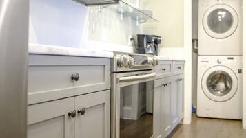 Køleskab, mikrobølgeovn, ovn, kogeplade