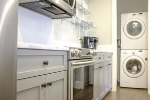 Fridge, microwave, oven, stovetop - Beautiful Downtown Auburn Cottage In A Quaint Setting! (Auburn)