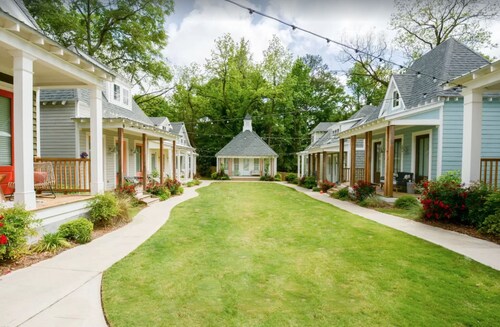 Beautiful Downtown Auburn Cottage In A Quaint Setting!