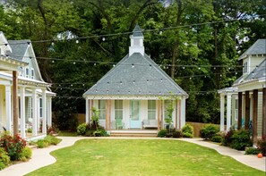 Exterior - Beautiful Downtown Auburn Cottage In A Quaint Setting! (Auburn)
