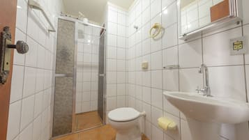 Suíte standard | Banheiro | Chuveiro, toalhas de banho, sabonete, shampoo