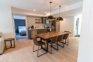 Full-size fridge, oven, stovetop, dishwasher