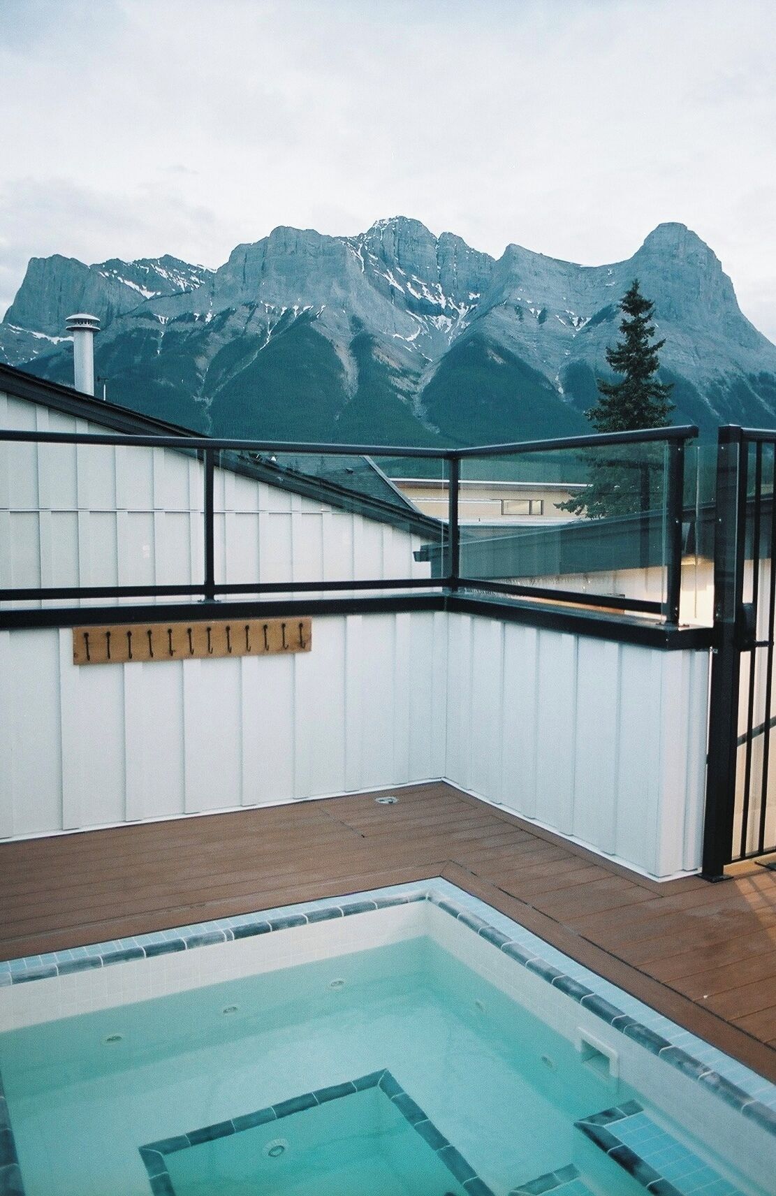 Una piscina con vista sulle montagne.