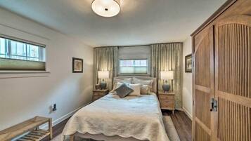 2 bedrooms, desk, WiFi, bed sheets