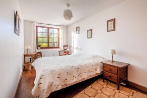 2 bedrooms, desk, iron/ironing board, travel crib - Estuvi - La Sittelle Enchantée, a break in the countryside. bike shelter, animals ok  (CHEMENOT)