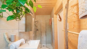 Een douche, een haardroger, handdoeken, zeep