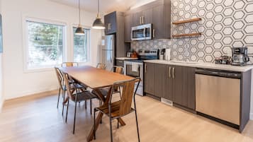 Full-sized fridge, microwave, oven, stovetop