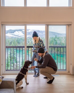 50–tuumainen äly-TV, jossa kaapelikanavat