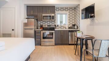 Full-size fridge, microwave, oven, stovetop