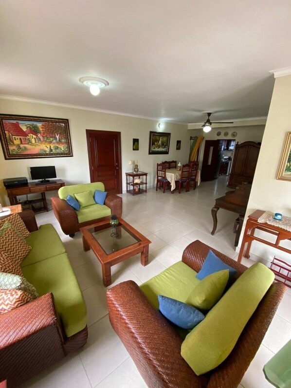 Fernseher, DVD-Player, Stereoanlage