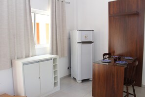 Camera Comfort | Angolo cottura privato | Frigorifero, microonde, piano cottura, pentole/stoviglie/utensili