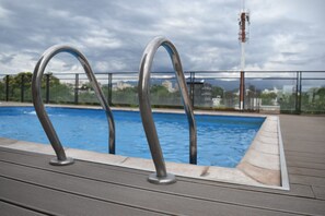 Seasonal outdoor pool - Dakar Hostel (Mendoza)