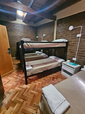 Cama en habitación compartida mixta para máximo 7 personas | Minibar, free WiFi, bed sheets - Dakar Hostel (Mendoza)