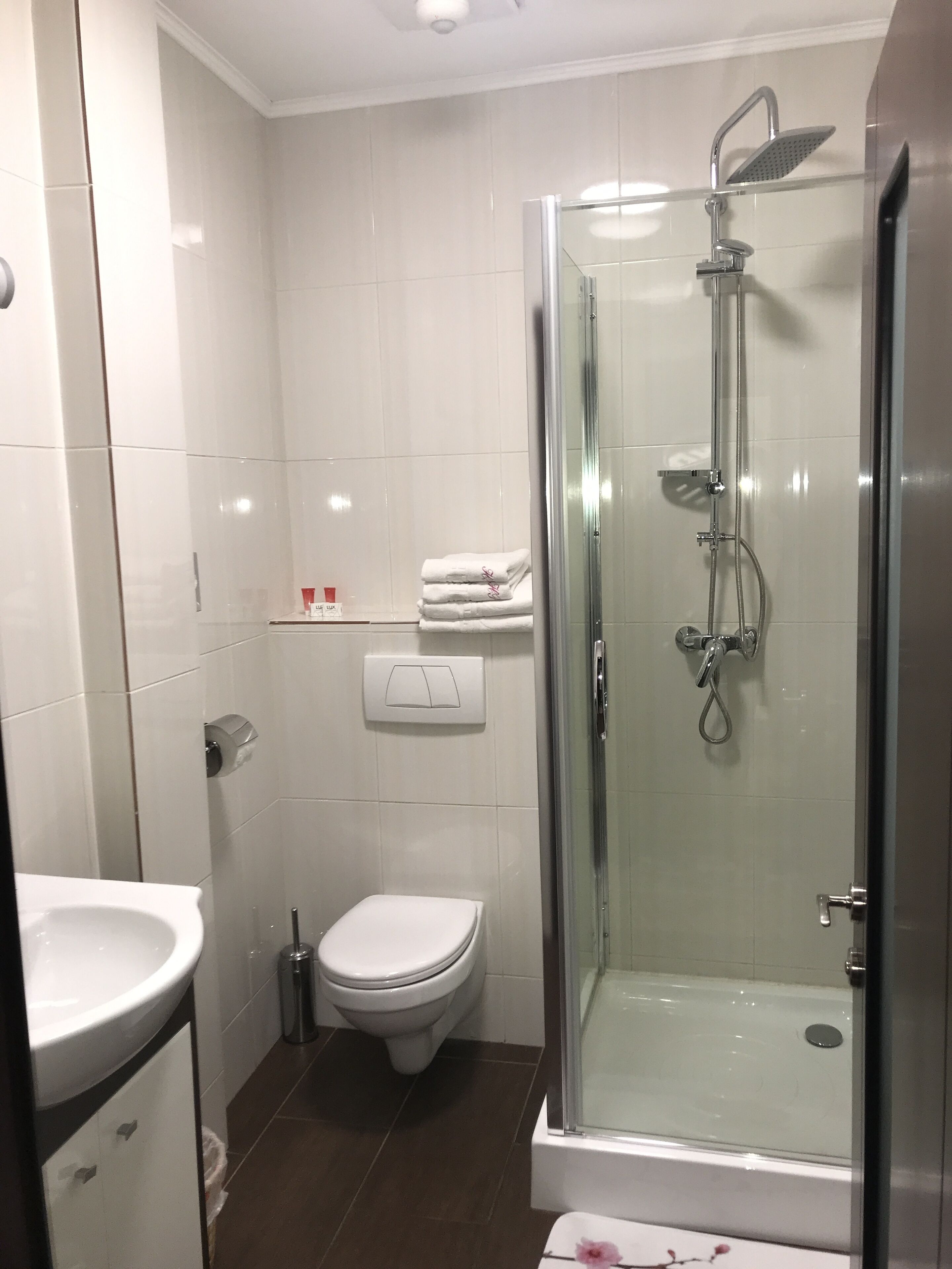 Superior Room | Bathroom | Free toiletries, hair dryer, towels, soap
