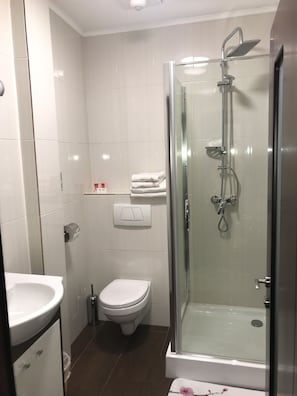 Superior Room | Bathroom | Free toiletries, hair dryer, towels, soap - Casa Pino Brasov (Brasov)