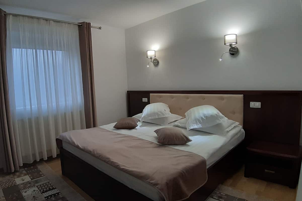 Deluxe Double Room | Minibar, soundproofing, WiFi (free), bed sheets