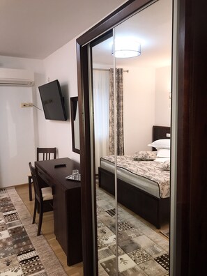 Minibar, sistema de insonorización, wifi gratis y ropa de cama 