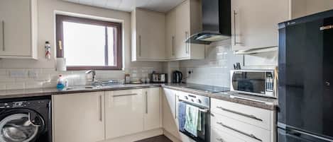 Jääkaappi, mikroaaltouuni, uuni, liesi