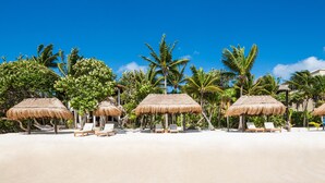 Private beach, sun-loungers, beach umbrellas, beach towels - Casa Corazón (Tulum)