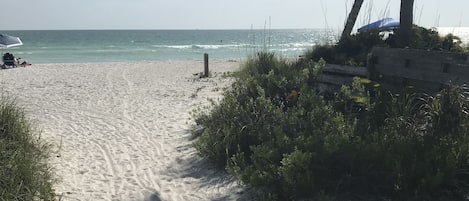 Plage à proximité, chaise longue, serviettes de plage
