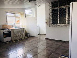 Mikrobølgeovn, kokeplater, kaffetrakter/tekoker og kjøkkenutstyr