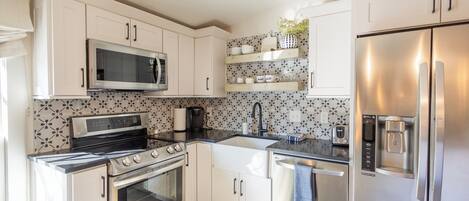 Kylskåp, mikrovågsugn, ugn och spishäll