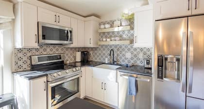 The best of Franklin! Beautiful listing on private acreage & minutes to downtown