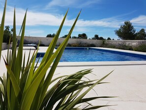 Piscine extérieure (ouverte en saison), chaises longues