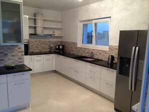 Departamento exclusivo, 3 habitaciones (A1) | Cocina privada | Refrigerador con congelador, horno, parrilla de estufa y lavavajillas