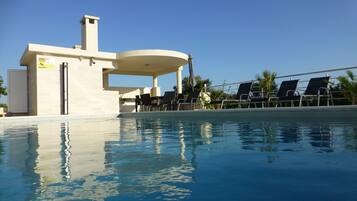 Piscine extérieure (ouverte en saison), chaises longues