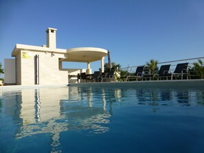Piscine extérieure (ouverte en saison), chaises longues