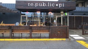 Ein Gebäude mit einem Schild, auf dem "re.public*pi" steht.
