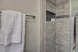 Een douche, een haardroger, handdoeken, zeep