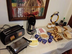 Free daily continental breakfast  - Tierra y Vino (Santa Cruz)