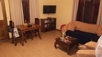 Fernseher, DVD-Player, BĂŒcher, Musikbibliothek